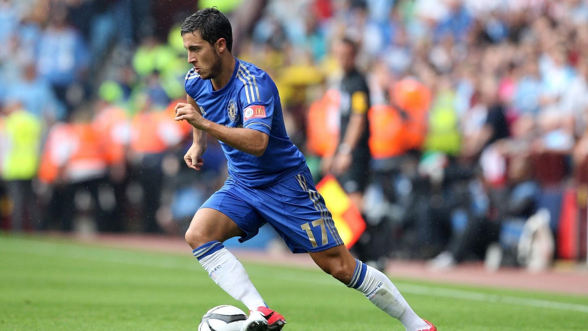 义肢跑者短跑表演赛 碳纤维“猎豹腿”划出优美弧线