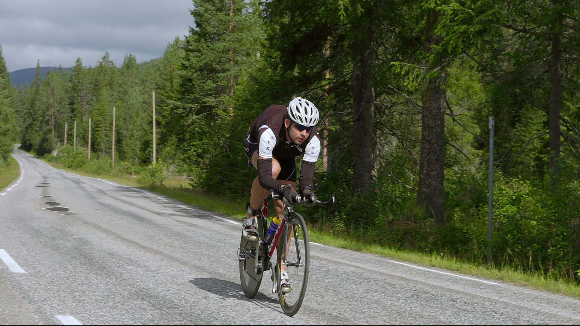 足球颠球耐力大赛 选手连续颠球上万次刷新个人纪录